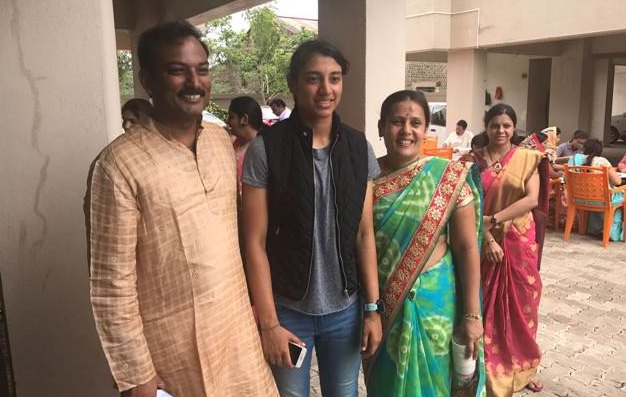Smriti Madhana with her parents at Sangli -pic courtesy Google