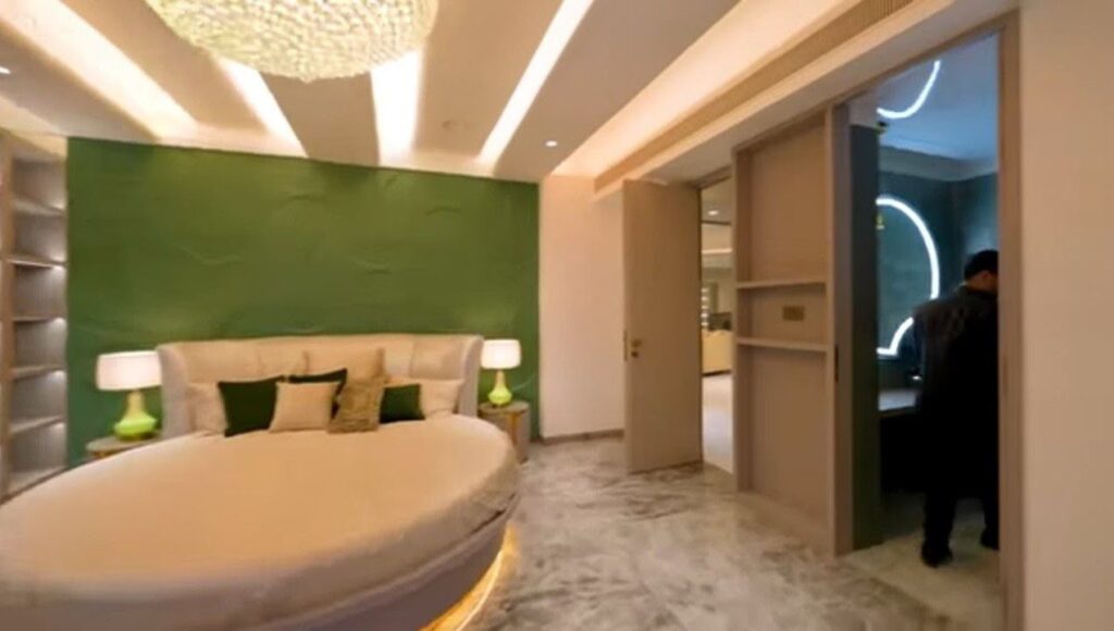 screenshot_jitendra_s_bedroom_the_vibes_tower Rounded bed in Jitedra's Bedroom with green accent wall behind